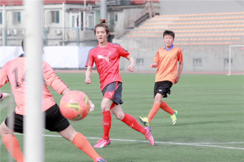 鹿晗25岁生日素颜上阵踢足球 大方祝福昔日兄