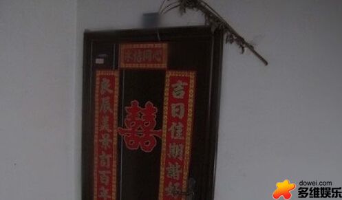 粗心妈妈晒被子 疑把裹在被里的婴儿抖落致其