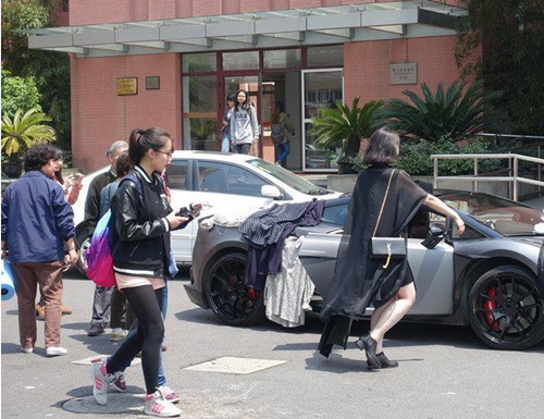 上海大学生开兰博基尼卖衣服 不图赚钱 而是卖