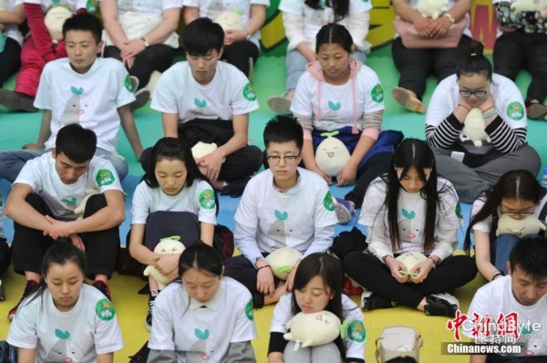 山西发呆大赛 五百多位民众静坐拼呆卖萌