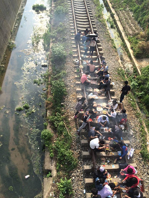 惊!南昌毕业狂欢大学生铁轨上野炊烧烤(组图)