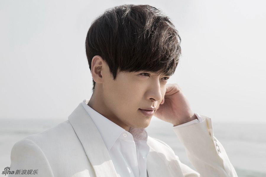 高云翔独立海岸回眸顾盼 白日炫目潮光粼粼