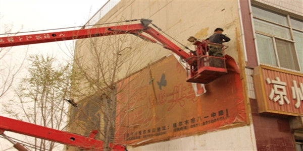 格尔木市城管局清理破损违规广告牌