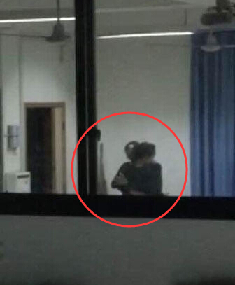 <em>男</em>教师<em>亲吻</em>搂抱<em>女</em>学生 知情人:学生单纯不反抗