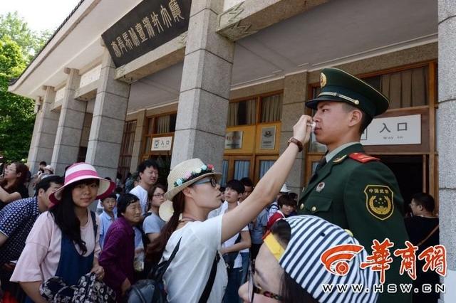 女游客为武警擦汗 人美心灵更美