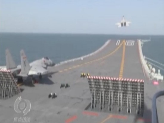 歼15起飞画面曝光 尾流极大指挥人员伏地护头