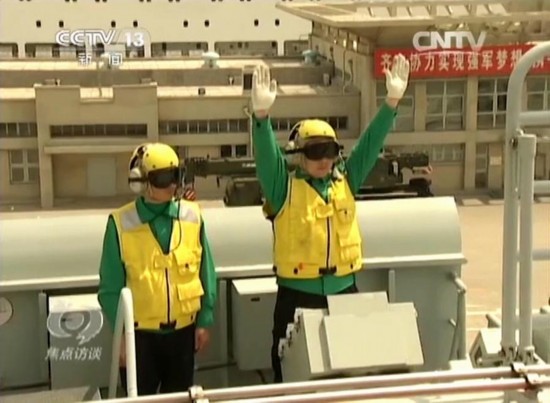 歼15起飞画面曝光 尾流极大指挥人员伏地护头