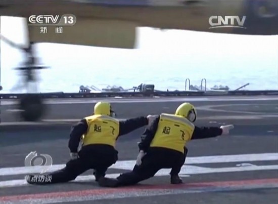 歼15起飞画面曝光 尾流极大指挥人员伏地护头