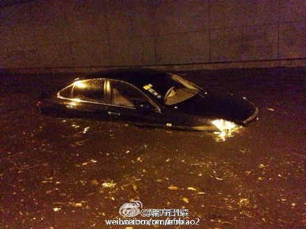 广州遭暴雨车辆被淹 网友:又能看海了