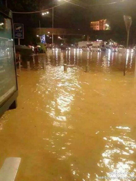 广州遭暴雨车辆被淹 网友:又能看海了