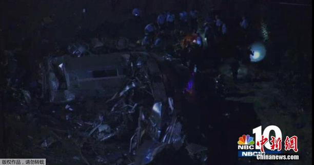 美国一火车在费城附近脱轨至少50人受伤 抢救