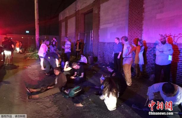 美国一火车在费城附近脱轨至少50人受伤 抢救