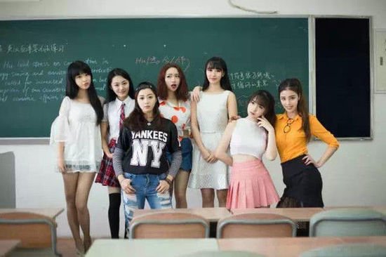 最美毕业照:八一农大女神照PK广外播音系毕业