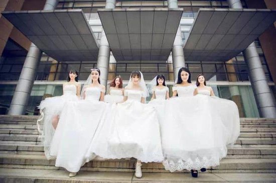 最美毕业照:八一农大女神照PK广外播音系毕业