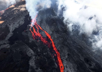 法国留尼旺富尔奈斯火山喷发 熊熊烈焰映红天