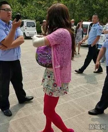 男子扮巨<em>胸女</em>进女厕偷窥 男子已被行政拘留