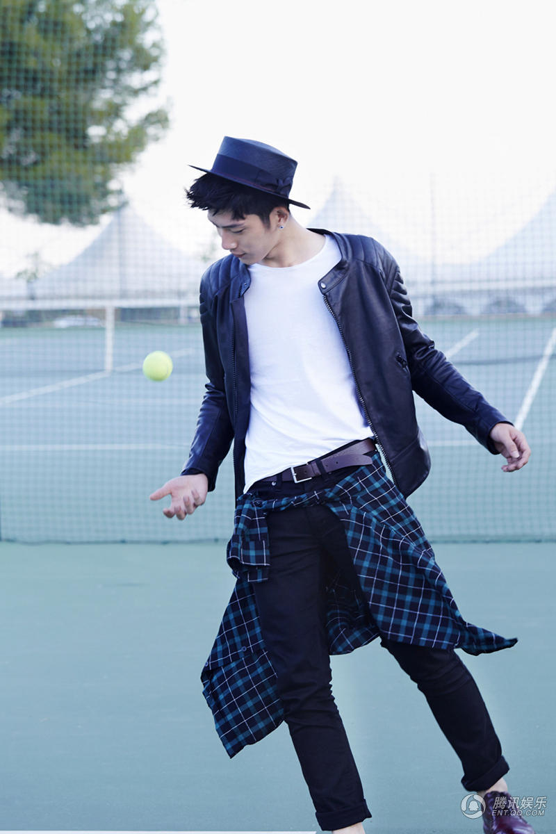 高清:井柏然球场写真曝光 化身帅气<em>美少年</em>