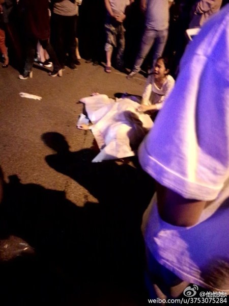 组图:河南宝马司机撞死女子 死者孩子目睹全过