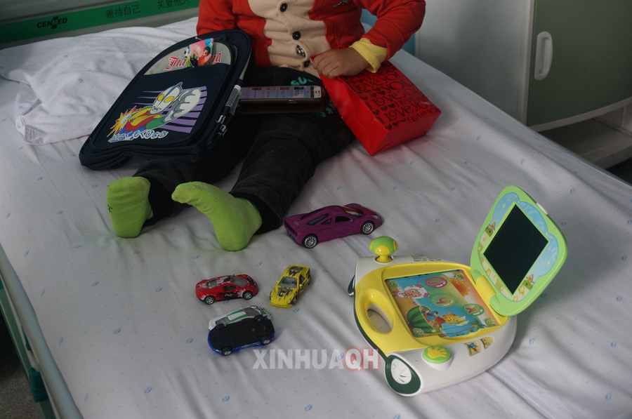 糖果、书包和玩具:青海心脑血管病医院的孩子