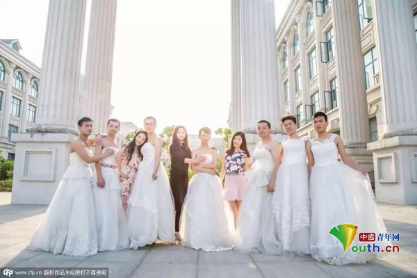 商丘高校男生穿婚纱拍毕业照 网络爆红