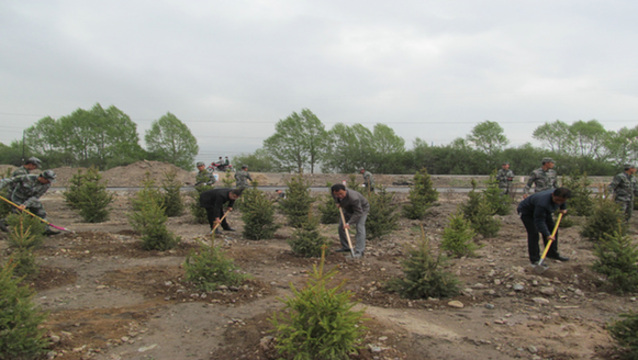 驻县部队官兵参加县城环境卫生清洁活动