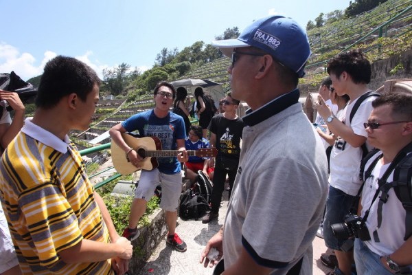 歌迷纪念黄家驹53岁冥诞:钟声响起归家的信号