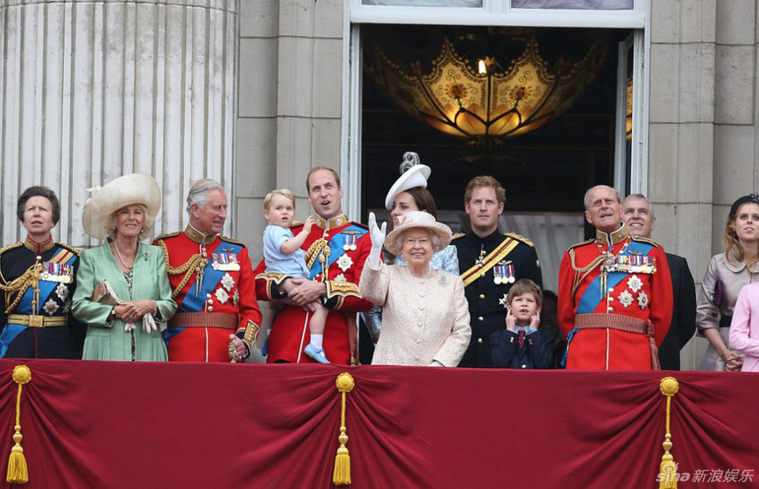 组图:英女王89岁生日庆典 乔治小王子大方挥手