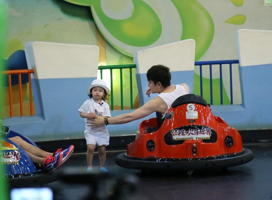 组图:贾乃亮带甜馨玩耍温馨 逗比暖爸棒棒哒