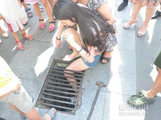 玩手机闯大祸!女孩低头玩手机腿卡下水道 司机