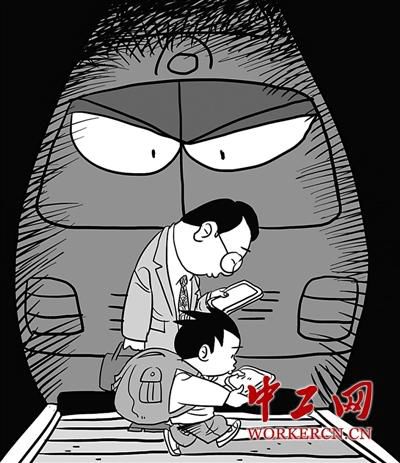 玩手机闯大祸!女孩低头玩手机腿卡下水道 司机