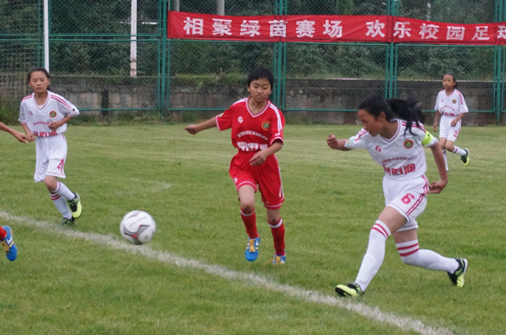 风雨阻挡不了女汉子--2015全国青少年校园足