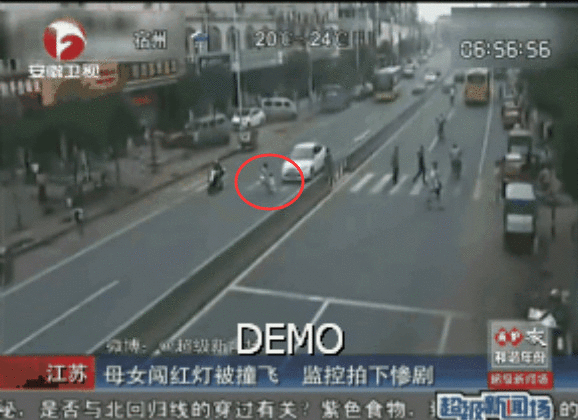 女子牵娃闯红灯被撞飞 只为抢20秒 现场画面惊