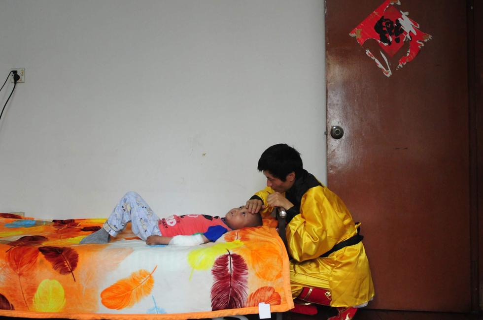 父亲扮美猴王卖瓜筹钱 给白血病儿子治病