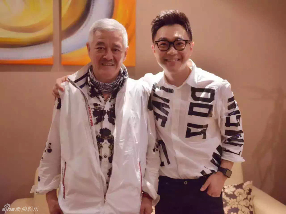 赵本山为爱徒大鹏新片捧场 头发花白气色好众
