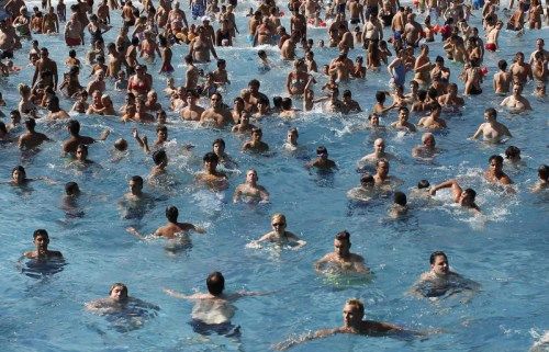 热浪袭击欧洲 欧洲人解暑解得丧心病狂各种奇