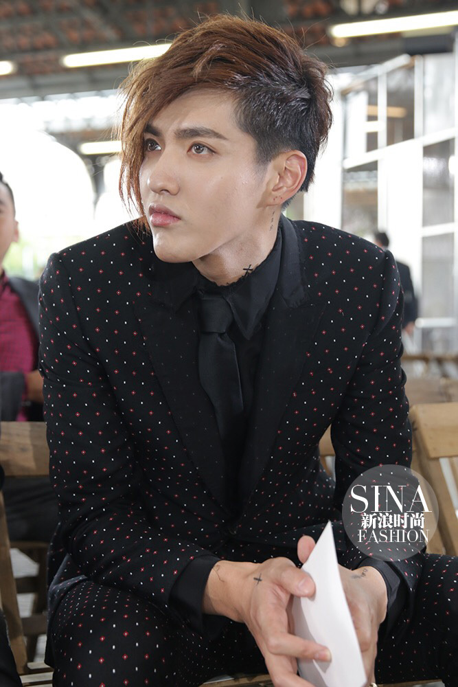 吴亦凡纹身造型酷帅亮相纪梵希秀场
