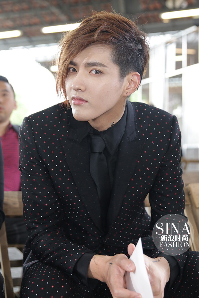 吴亦凡纹身造型酷帅亮相纪梵希秀场