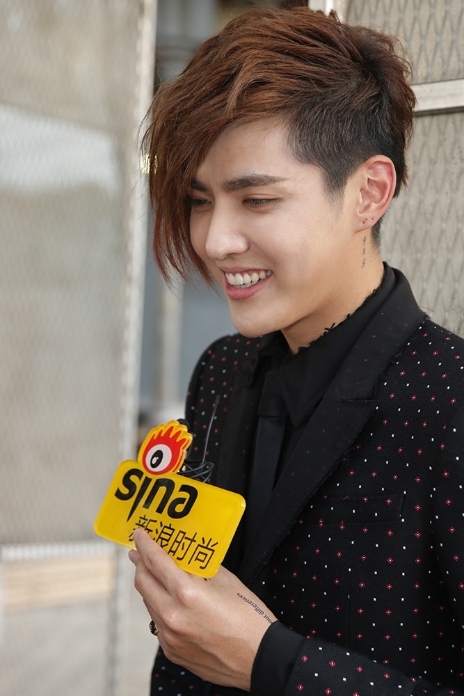 吴亦凡纹身造型酷帅亮相纪梵希秀场