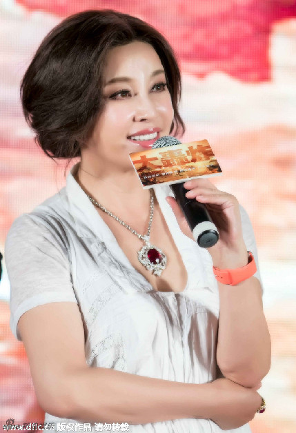 刘晓庆现身宝石项链吸睛 满脸油光显老态