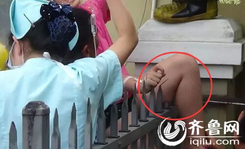 黄岛12岁<em>女孩</em>翻墙失手 铁栅栏直接<em>插入</em>大腿