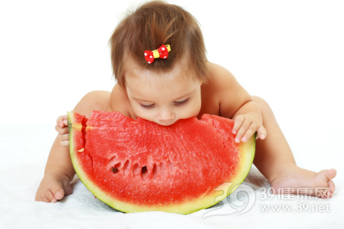 西瓜皮能治儿童疾病 夏季如何给宝宝吃西瓜