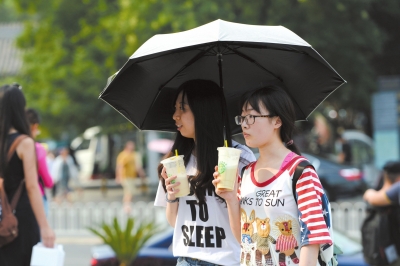 国高温范围扩大遮阳伞、冷饮成为高温日逛街