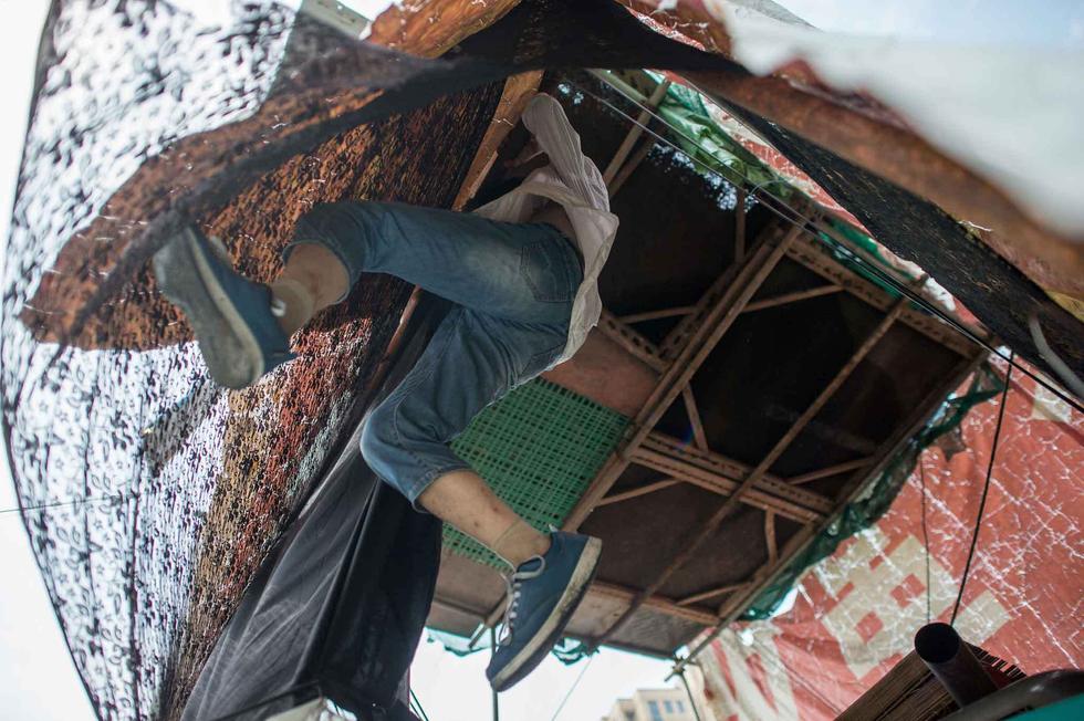 史上最牛钉子户,挖掘机上搭小棚 远望如碉堡