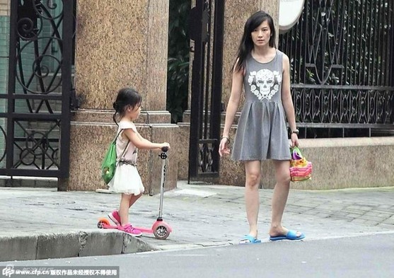 女神怎么可以这样?林熙蕾变主妇 穿<em>拖鞋</em>带女儿
