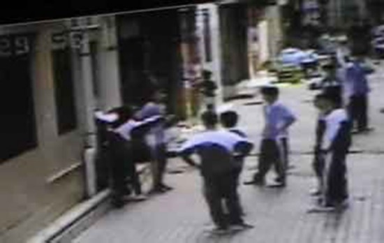 初二学生遭打身亡 校园暴力事件频发为什么?(