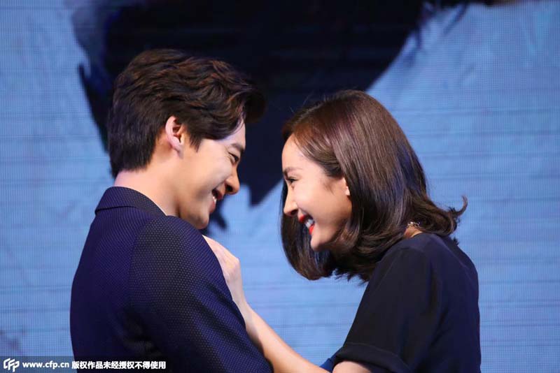 辣妈 杨幂与李易峰亲密不尴尬 涂红唇卖萌变娇