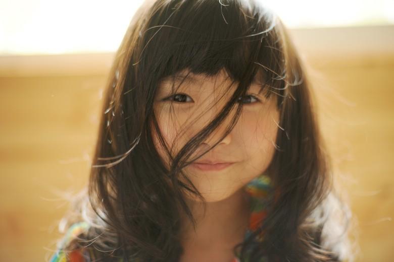 6岁女童出写真集引争议 校长指糟蹋童真