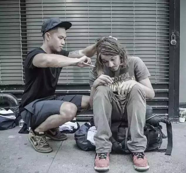 亚裔理发师打造街头流浪明星,简直帅到掉渣