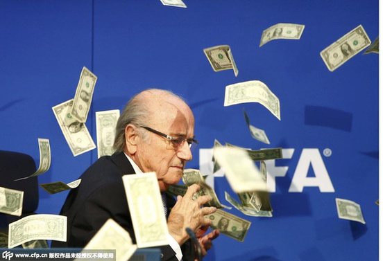 国际足联主席遭砸钱 露惊慌表情场面尴尬(组