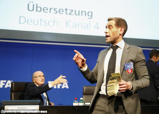 国际足联主席遭砸钱 露惊慌表情场面尴尬(组
